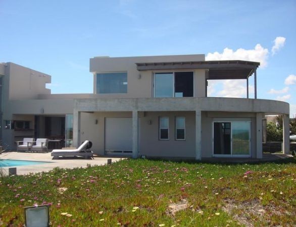 Excelente casa sobre el mar con espectacular vista.