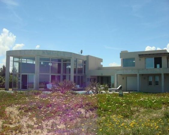 Excelente casa sobre el mar con espectacular vista.