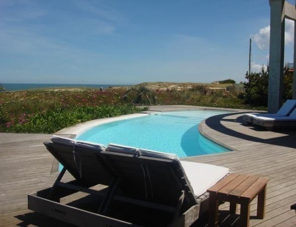 Excelente casa sobre el mar con espectacular vista.