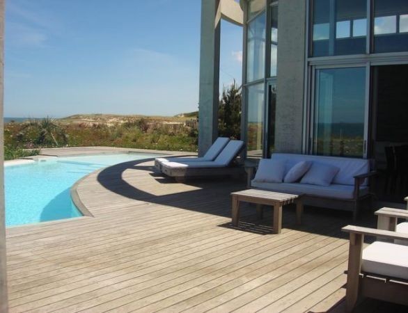 Excelente casa sobre el mar con espectacular vista.