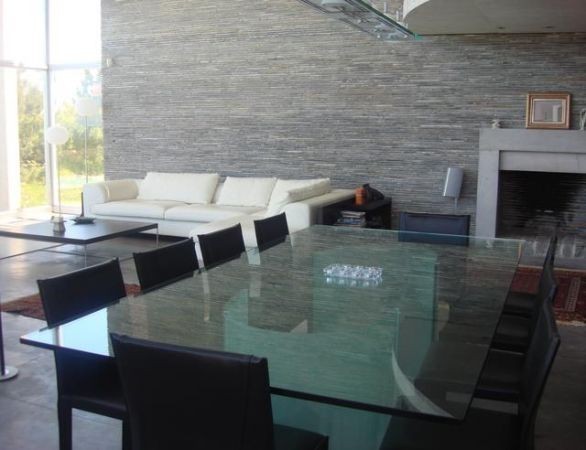 Excelente casa sobre el mar con espectacular vista.
