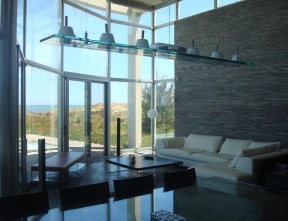 Excelente casa sobre el mar con espectacular vista.