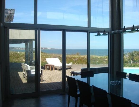 Excelente casa sobre el mar con espectacular vista.