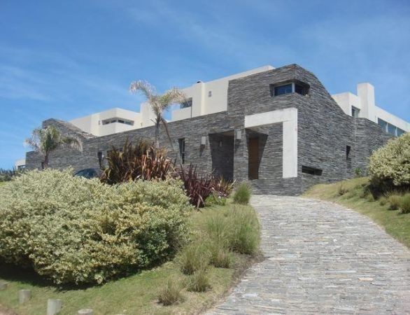 Excelente casa sobre el mar con espectacular vista.