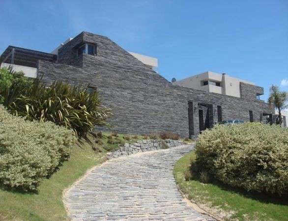 Excelente casa sobre el mar con espectacular vista.