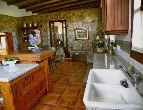 Exquisitamente restaurada situada en las colinas gloriosos de Maldonado, y construido a finales de 1800.