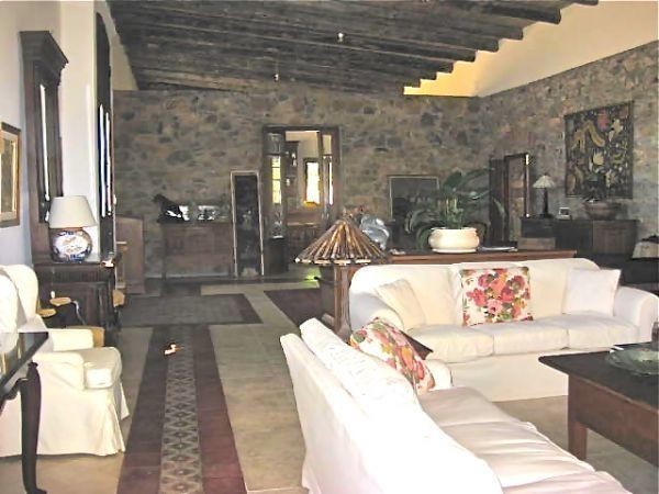 Exquisitamente restaurada situada en las colinas gloriosos de Maldonado, y construido a finales de 1800.
