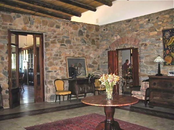 Exquisitamente restaurada situada en las colinas gloriosos de Maldonado, y construido a finales de 1800.
