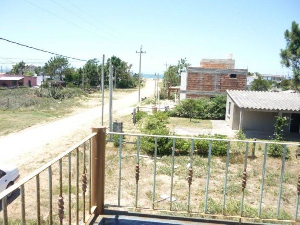 Casa con terraza y muy linda vista, a pasos del mar.