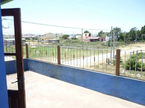 Casa con terraza y muy linda vista, a pasos del mar.