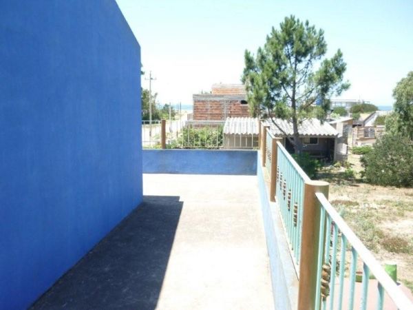 Casa con terraza y muy linda vista, a pasos del mar.