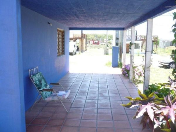 Casa con terraza y muy linda vista, a pasos del mar.