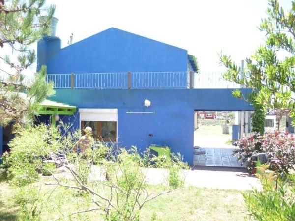 Casa con terraza y muy linda vista, a pasos del mar.