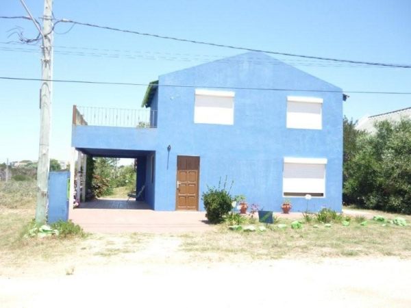 Casa con terraza y muy linda vista, a pasos del mar.