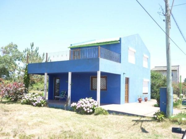 Casa con terraza y muy linda vista, a pasos del mar.