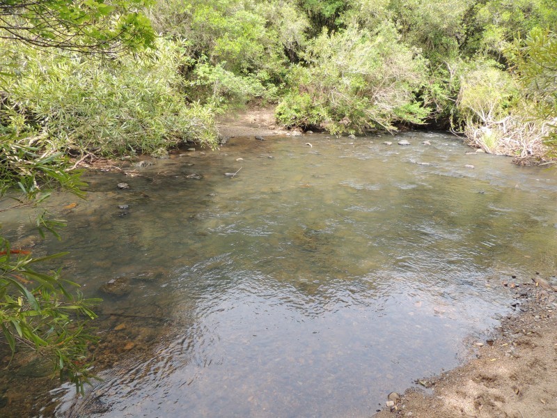 Linda chacra en Los Caracoles con costa de arroyo