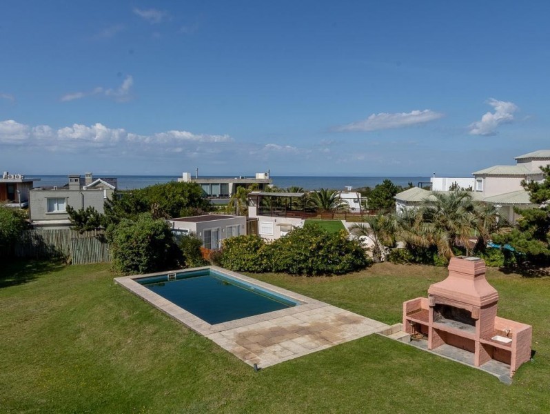 Casa en alquiler en Montoya, La Barra con vista al mar.