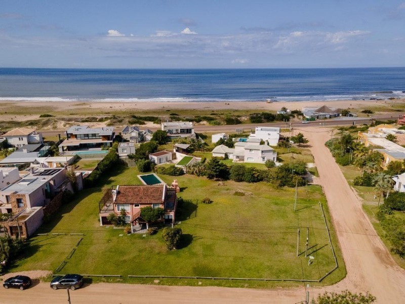 Casa en alquiler en Montoya, La Barra con vista al mar.