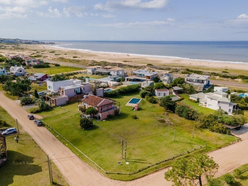 Casa en alquiler en Montoya, La Barra con vista al mar.