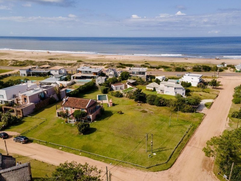 Casa en alquiler en Montoya, La Barra con vista al mar.