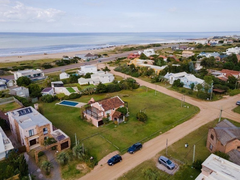 Casa en alquiler en Montoya, La Barra con vista al mar.