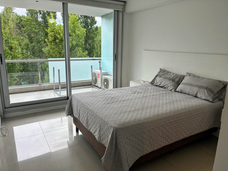 Departamento en Edificio con servcios sobre Av. Roosevelt.