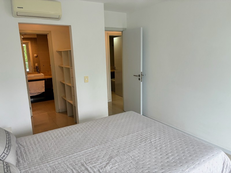 Departamento en Edificio con servcios sobre Av. Roosevelt.