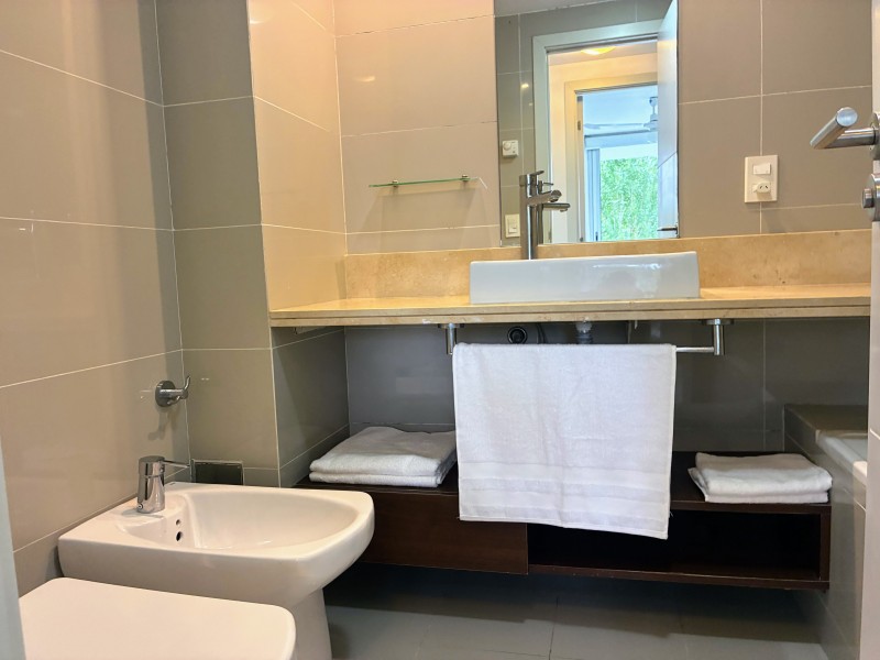 Departamento en Edificio con servcios sobre Av. Roosevelt.