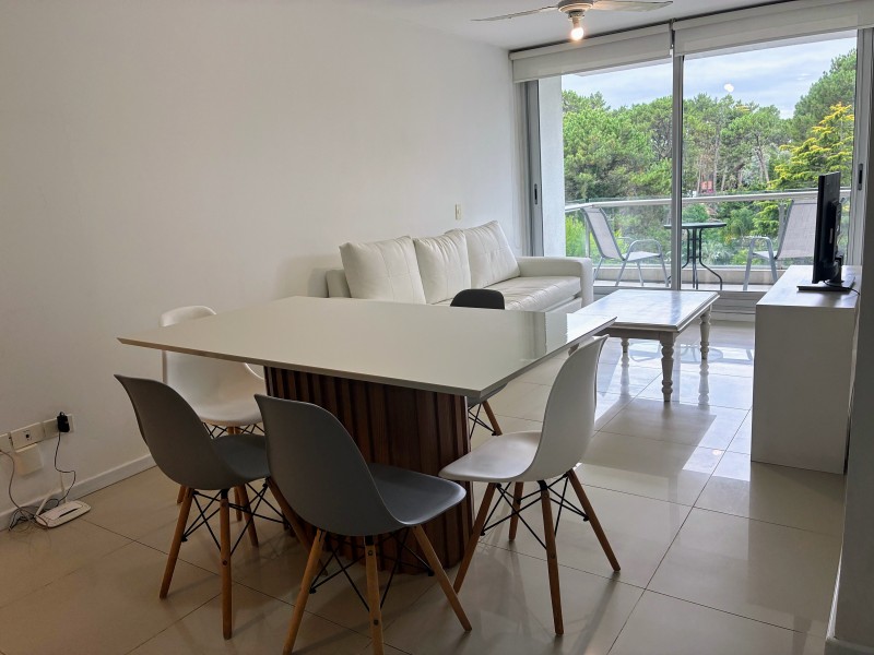 Departamento en Edificio con servcios sobre Av. Roosevelt.