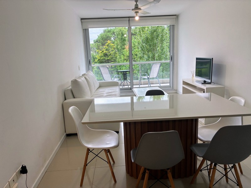 Departamento en Edificio con servcios sobre Av. Roosevelt.