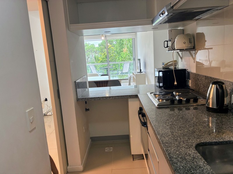 Departamento en Edificio con servcios sobre Av. Roosevelt.