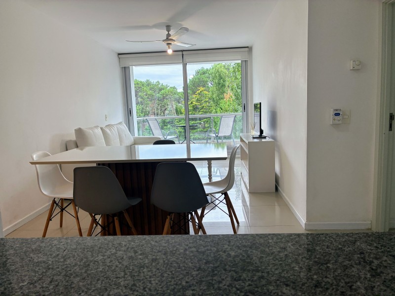 Departamento en Edificio con servcios sobre Av. Roosevelt.