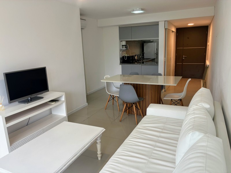 Departamento en Edificio con servcios sobre Av. Roosevelt.