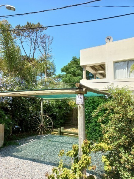 Casa en alquiler, excelente ubicación en el bosque de Montoya, La Barra con vista al mar.