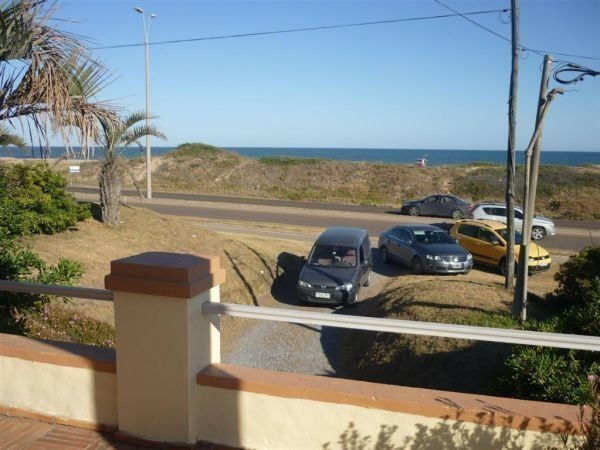 Casa en venta y alquiler frente al mar en Montoya 