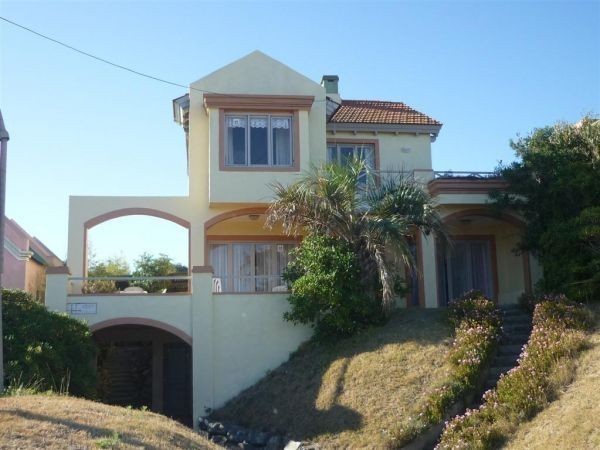 Casa en venta y alquiler frente al mar en Montoya 