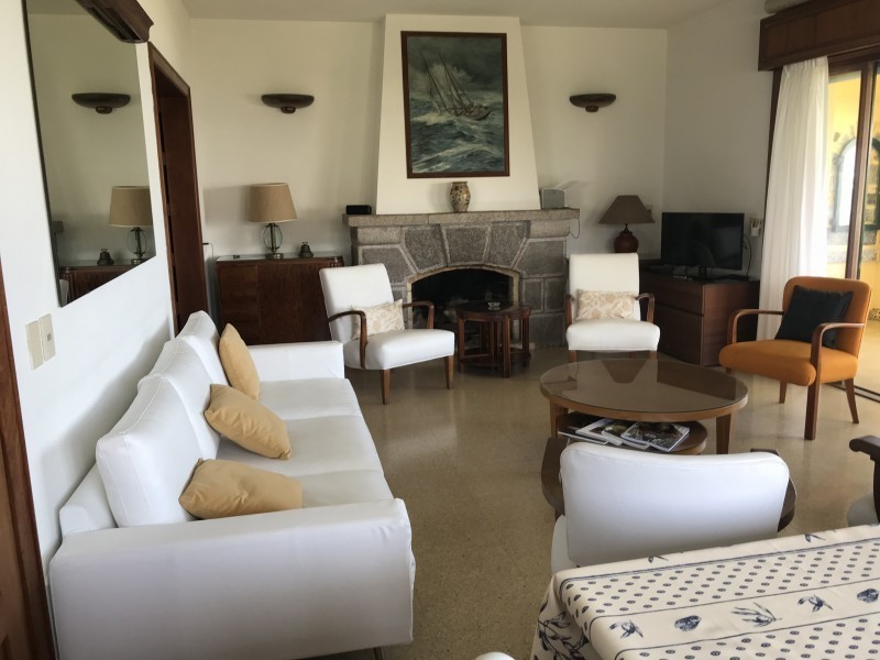 Excelente propiedad para alquilar frente al mar, en zona antigua de Punta del Este.