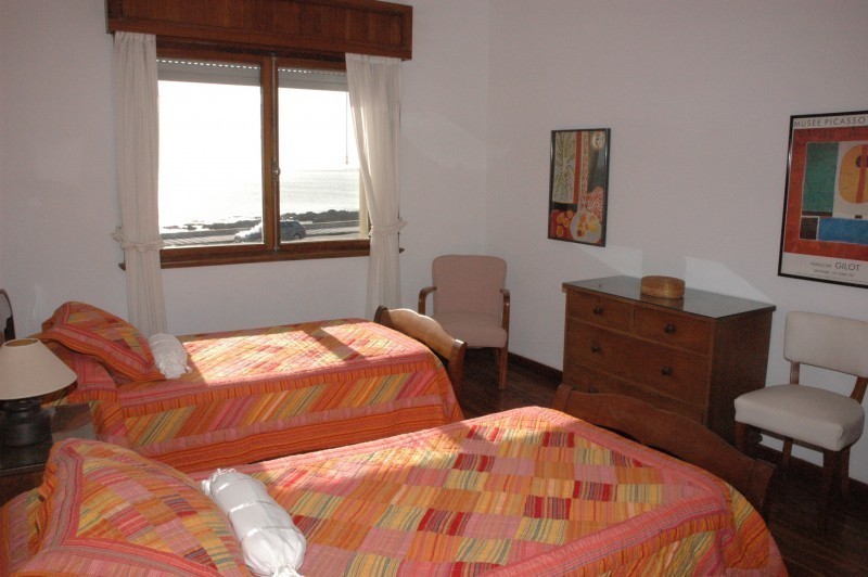 Excelente propiedad para alquilar frente al mar, en zona antigua de Punta del Este.