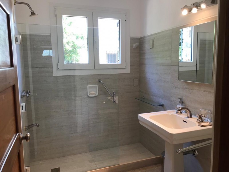 Excelente propiedad para alquilar frente al mar, en zona antigua de Punta del Este.