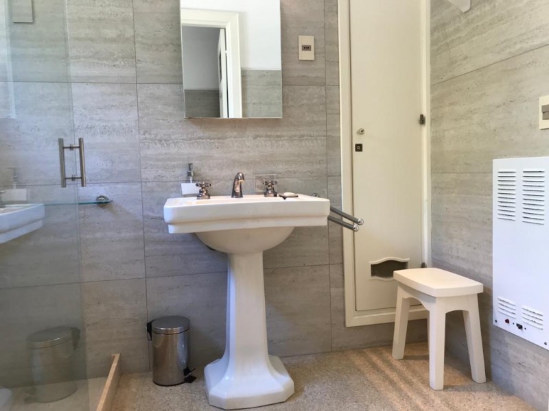 Excelente propiedad para alquilar frente al mar, en zona antigua de Punta del Este.