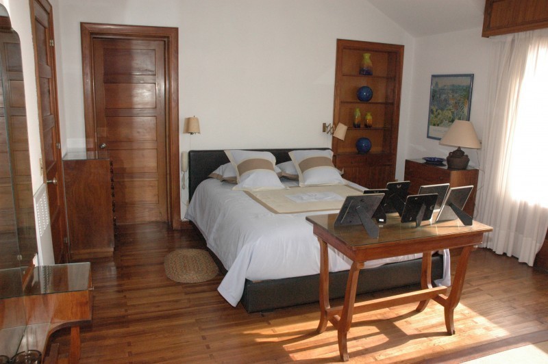 Excelente propiedad para alquilar frente al mar, en zona antigua de Punta del Este.