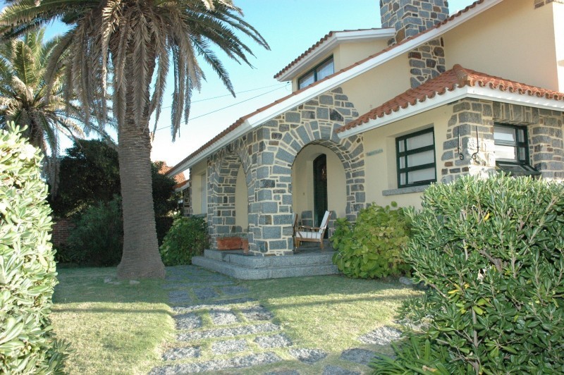 Excelente propiedad para alquilar frente al mar, en zona antigua de Punta del Este.