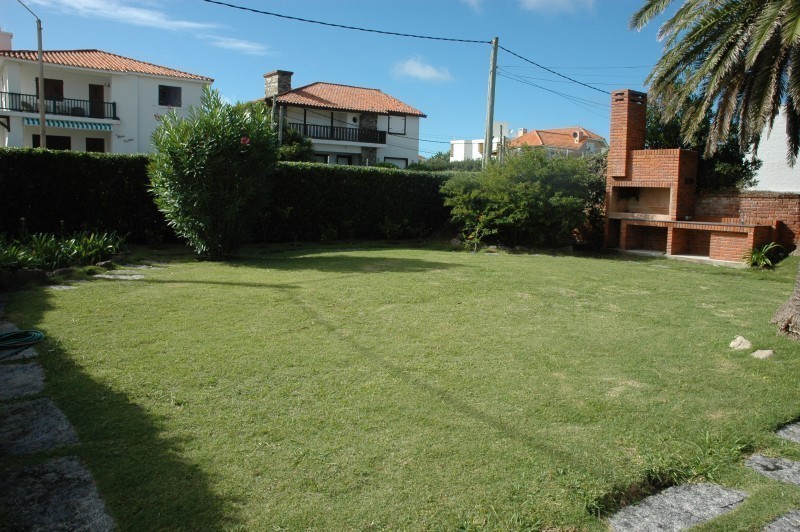 Excelente propiedad para alquilar frente al mar, en zona antigua de Punta del Este.