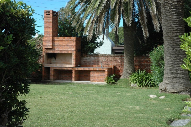 Excelente propiedad para alquilar frente al mar, en zona antigua de Punta del Este.