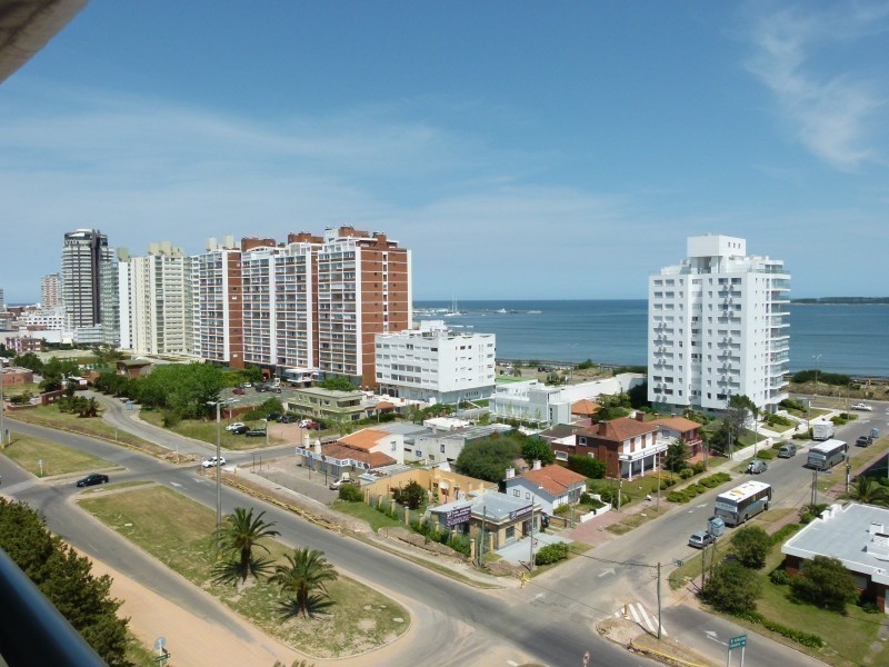 Departamento en alquiler a dos cuadras de Playa Mansa.