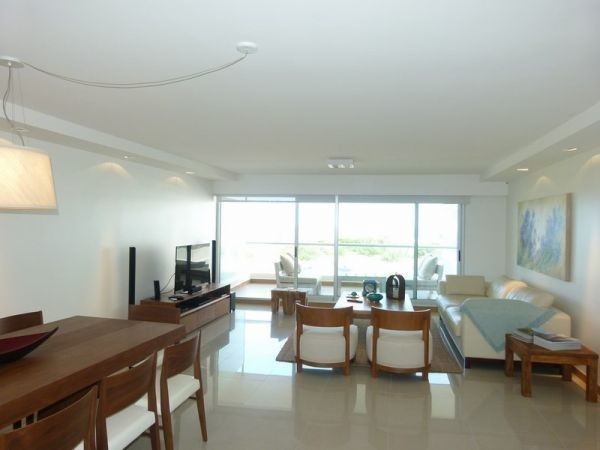 Moderno departamento en complejo de primera categoría frente a la brava