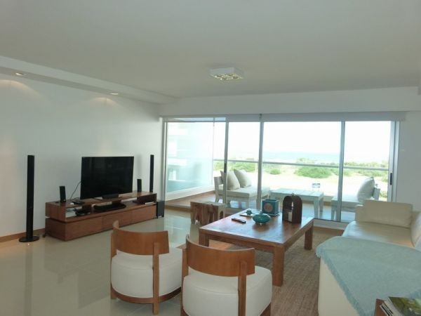 Moderno departamento en complejo de primera categoría frente a la brava