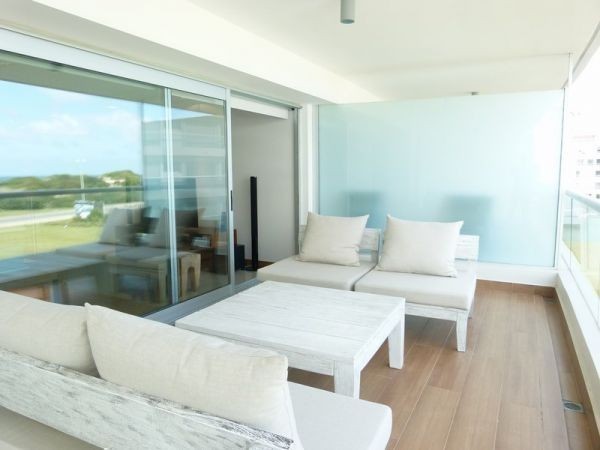 Moderno departamento en complejo de primera categoría frente a la brava