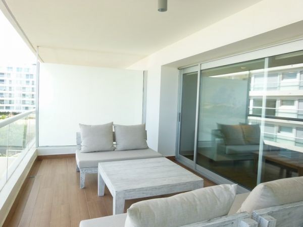 Moderno departamento en complejo de primera categoría frente a la brava