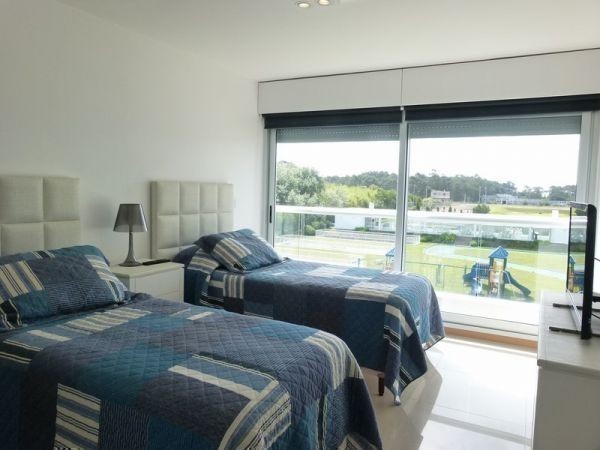 Moderno departamento en complejo de primera categoría frente a la brava